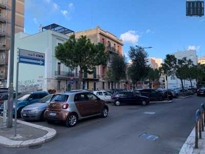 Ci spostiamo ora nel rione Carrassi. Siamo in via Principessa Iolanda, stradina situata tra viale Unit� d�Italia e via Muciaccia